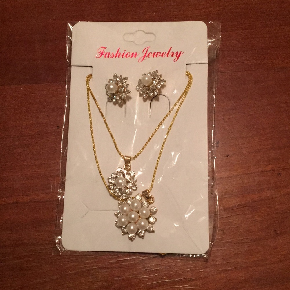 2for5 deal! Gold Necklace/earring set